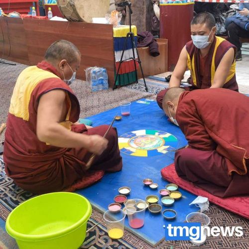 В Туве тибетские монахи возводят мандалу