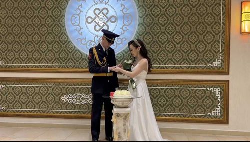 В органе ЗАГС города Кызыла чествовали первую пару молодожёнов в Новом 2022 году