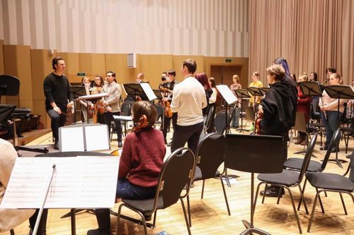 Тувинская виолончелистка выступила на зимней сессии Сибирского юношеского оркестра