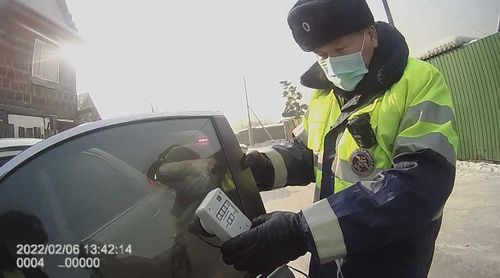 Двоих водителей из Тувы осудили за вовремя не снятую тонировку