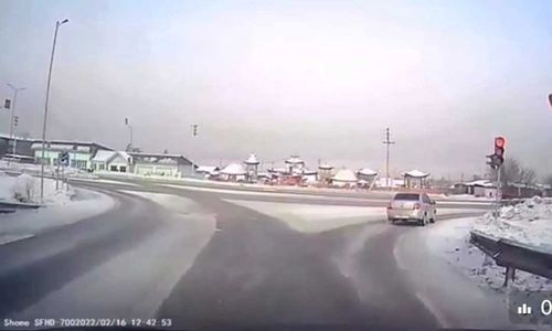 В Кызыле машина полиции проехала на красный свет