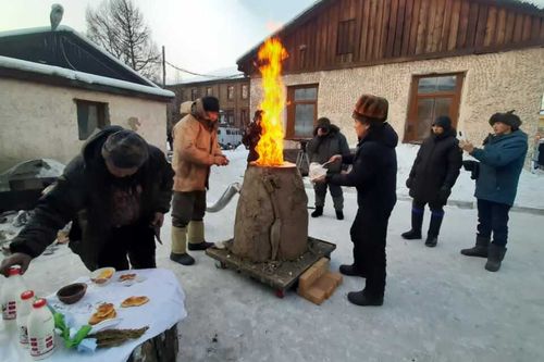 Мастера Тувы познакомились с технологией выплавки сыродутного железа