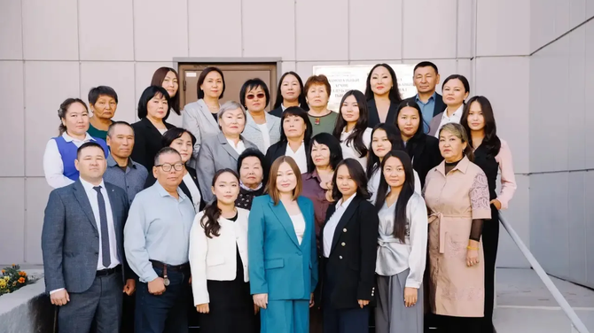 Владислав Ховалыг поздравил сотрудников Национального архива Тувы с профессиональным праздником