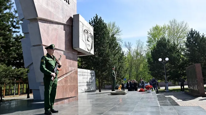 Никто не забыт, ничто не забыто: в Кызыле возложили цветы к мемориалу воинам-победителям