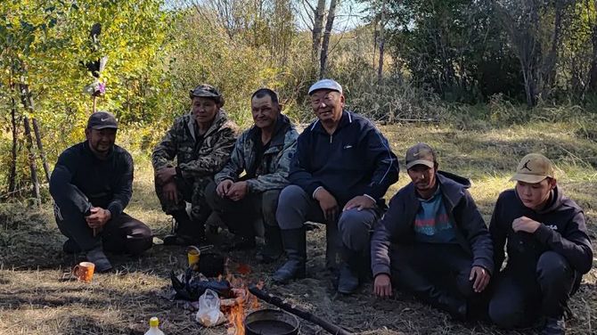 Сигенчилер аяс хүннерни ажыглап, кызымаккай ажылдап турар
