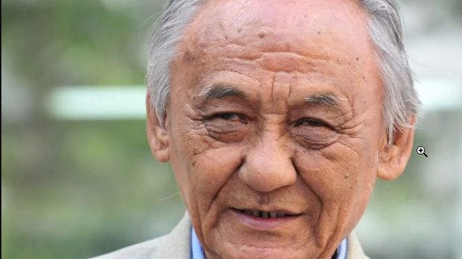 Владислав Ховалыг поздравил народного писателя Тувы Кара-Куске Чооду с 90-летием
