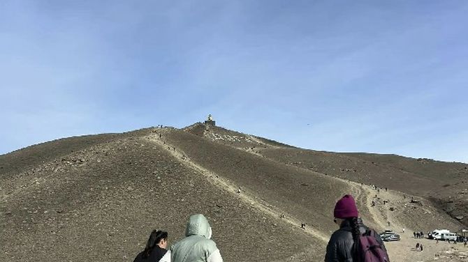 Более тысячи человек участвуют в восхождении на гору Догээ под Кызылом