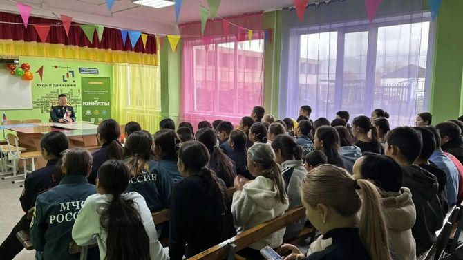 Герой России Чалым Чулдум-оол встретился со школьниками, педагогами и волонтёрами Улуг-Хемского района