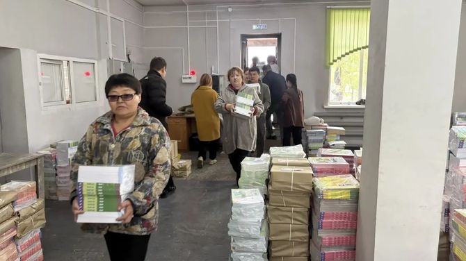 Школы Тувы получили более 58 тысяч новых учебников по обновленным требованиям ФГОС