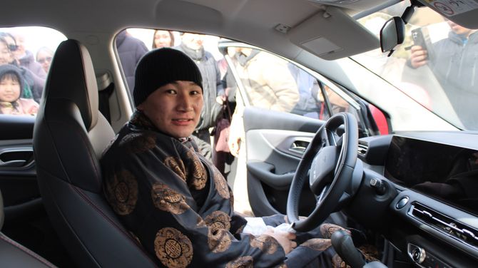 Ветерану боевых действий вручен автомобиль с ручным управлением