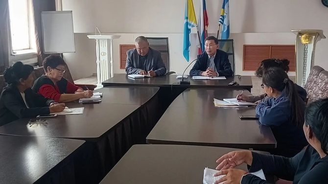 Вице-премьер Тувы Орлан Сарыглар проинспектировал капремонт школы, строительство спортзала и работу соцобъектов Эрзина