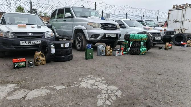 Сотрудники УФСИН Тувы готовят четыре автомобиля к отправке в зону СВО