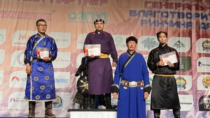 Тываның төлээлери Алтан Мундаргада: Отчугаш Хомушку тевекти 5555 чедир тепкен