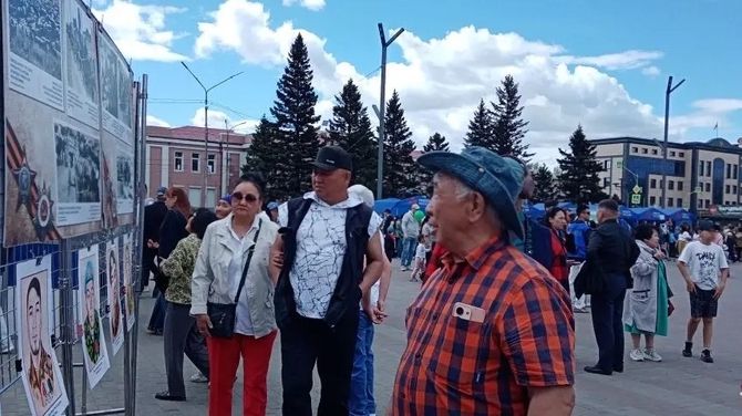 Передвижная выставка о военных подвигах на площади Арата