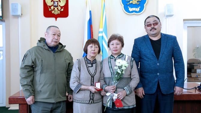 В Верховном Хурале Тувы вручили медали матерям и женам погибших участников СВО