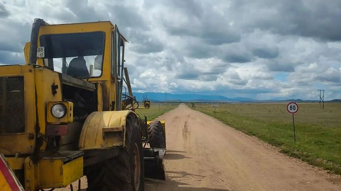 В Тандинском районе ведутся работы по грейдированию дороги Бай-Хаак – Балгазын