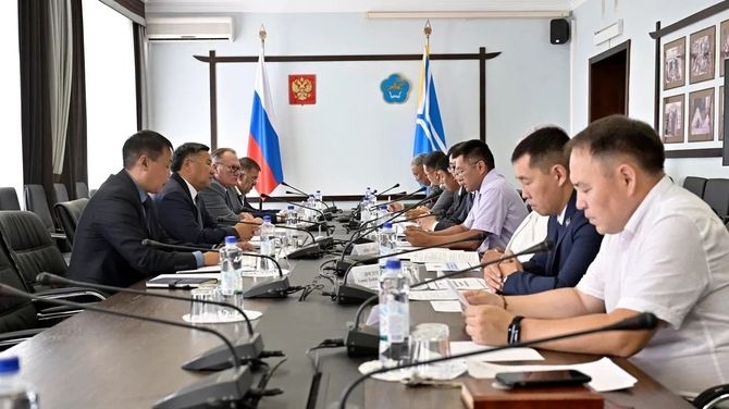 Глава Тувы предложил политическим партиям объединить усилия перед выборами и буддийским форумом