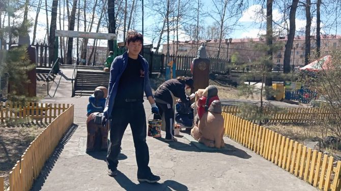 Студенты Кызылского колледжа искусств обновили детскую площадку в Национальном парке