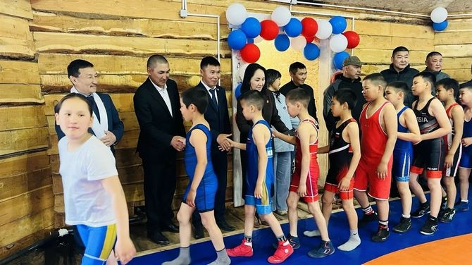 Аянгатыда чаа спорт залындан эрес-кашпагай мөге эзирлер ужуп, девип үнер