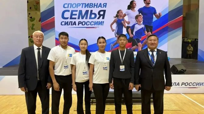 Глава Тувы встретился с семьей из Тувы на фестивале «Спортивная семья — сила России» в Красноярске
