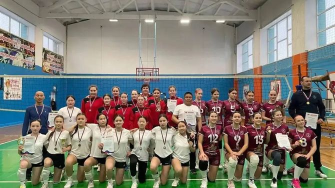 Владислав Ховалыг поздравил волейболисток из Кара-Хаака с бронзой окружного турнира