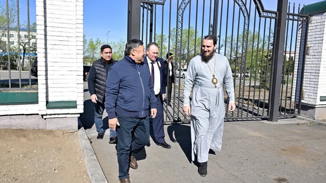 Владислав Ховалыг принял участие в посадке саженцев у Воскресенского кафедрального собора