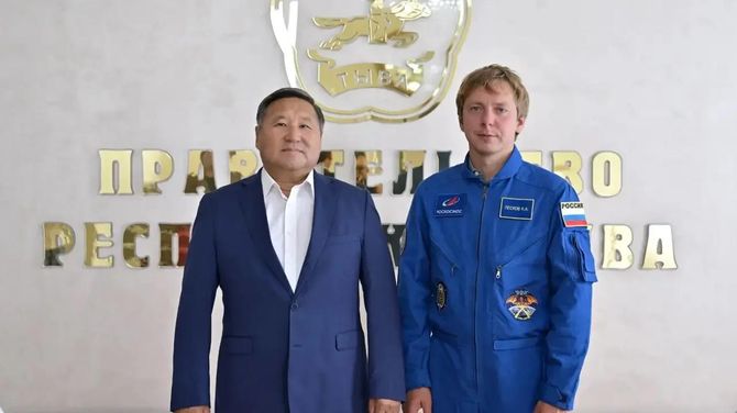 Владислав Ховалыг встретился с космонавтом Кириллом Песковым в дни буддийского форума
