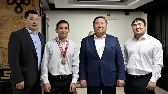 Владислав Ховалыг встретился с чемпионом Европы Аяндаем Ондаром