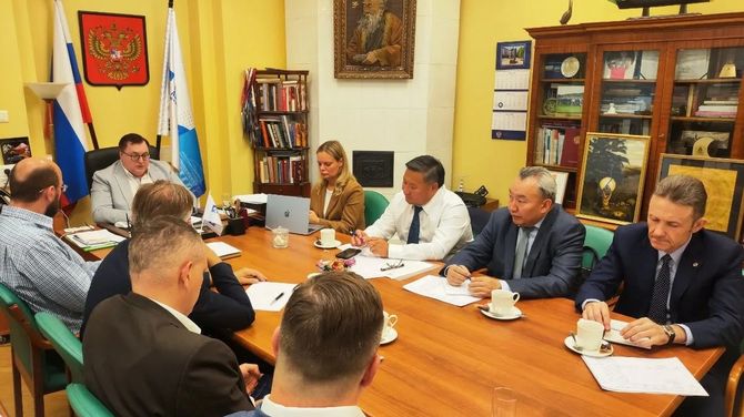 Владислав Ховалыг обсудил подготовку к буддийскому форуму с руководством Фонда содействия буддийскому образованию и исследованиям