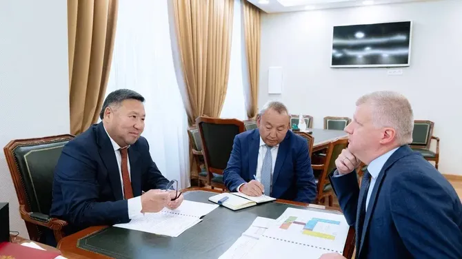 Владислав Ховалыг и представители Минпросвещения обсудили ввод в строй новых школ и детсадов