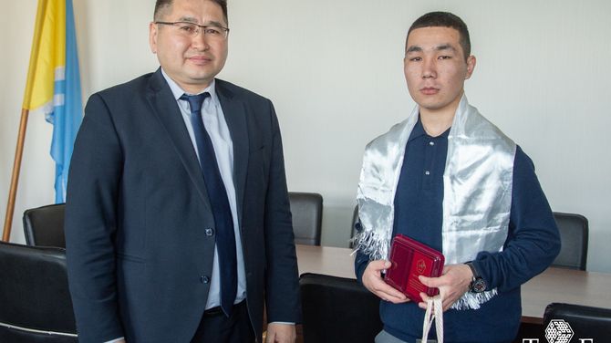 Министр энергетики Тувы наградил Героя России памятной медалью и обсудил его будущее в отрасли