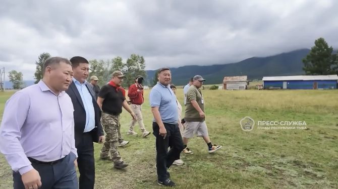 Владислав Ховалыг посетил детские лагеря и агропредприятия в Тандинском районе