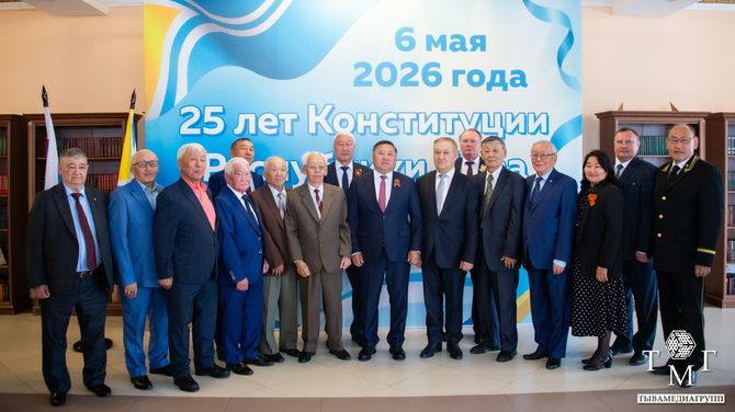 Владислав Ховалыг встретился с участниками разработки Конституции Тувы