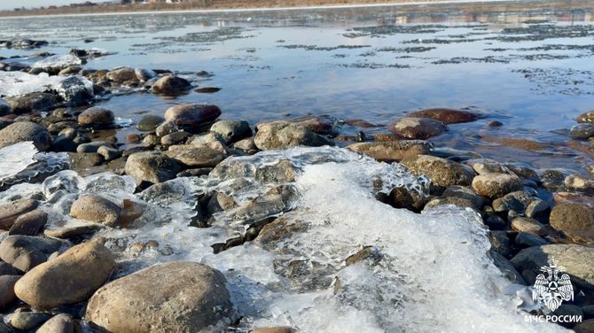 В Каа-Хемском районе Тувы закрыли две паромные переправы через Малый Енисей