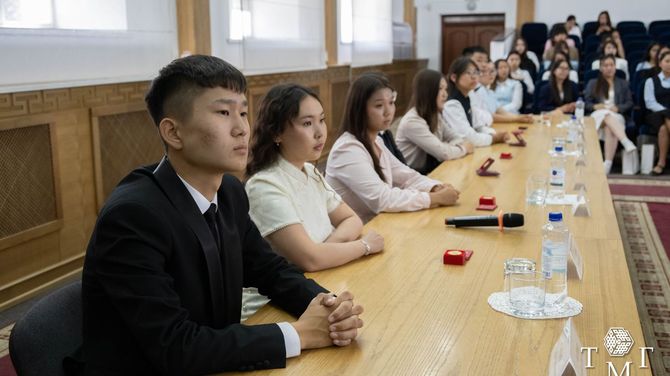 В Туве чествовали лучших выпускников – золотых медалистов и стобалльников