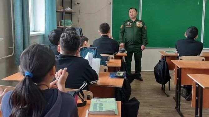 Совет Эвилелиниң Маадырның уйнуу лицейжилер-биле ужурашкан