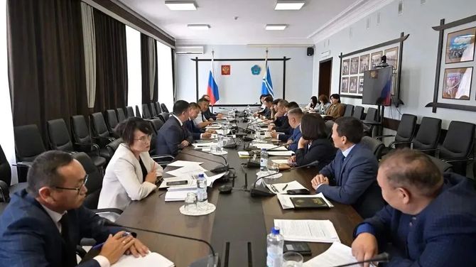 Владислав Ховалыг провёл совещание по итогам командировки в Москву