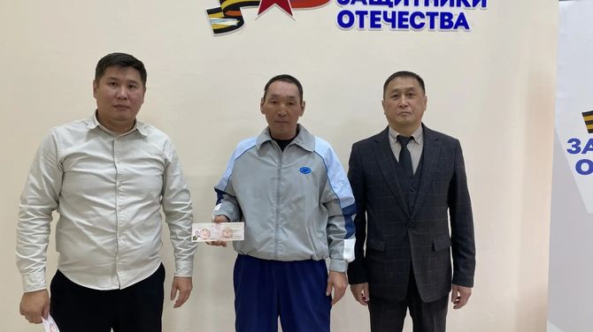Семь участников СВО из Тувы получили удостоверения ветеранов боевых действий