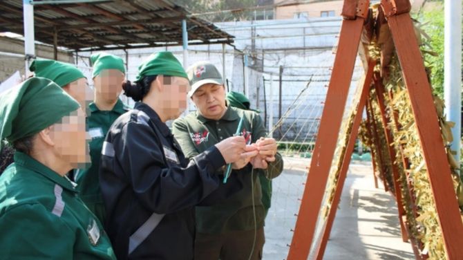 В Туве осужденных обучили новым техникам плетения маскировочных сетей