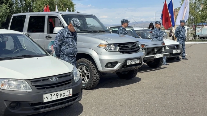 УФСИН Тувы передало автомобили для бывших сотрудников в зону СВО