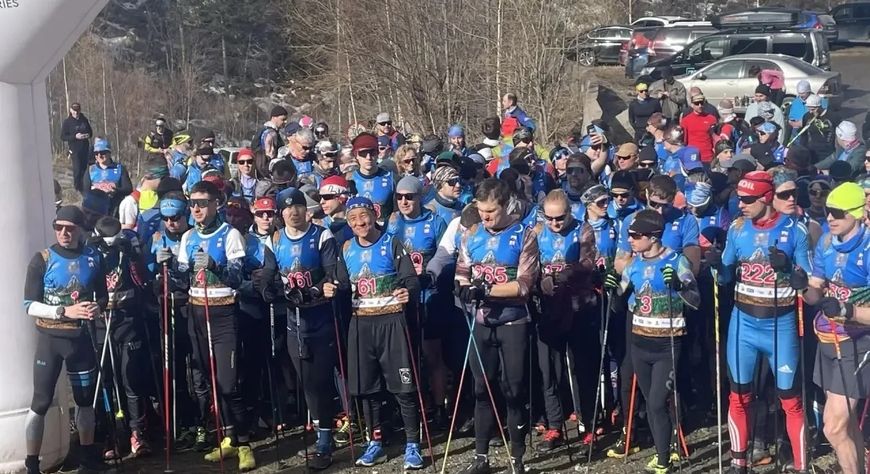 57-летний марафонец из Тувы покорил вершину Большого Боруса с флагом родного района