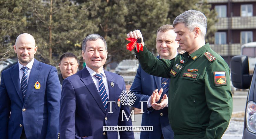 Спортивная школа ЦСКА Тыва получила новый микроавтобус