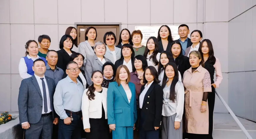 Владислав Ховалыг поздравил сотрудников Национального архива Тувы с профессиональным праздником