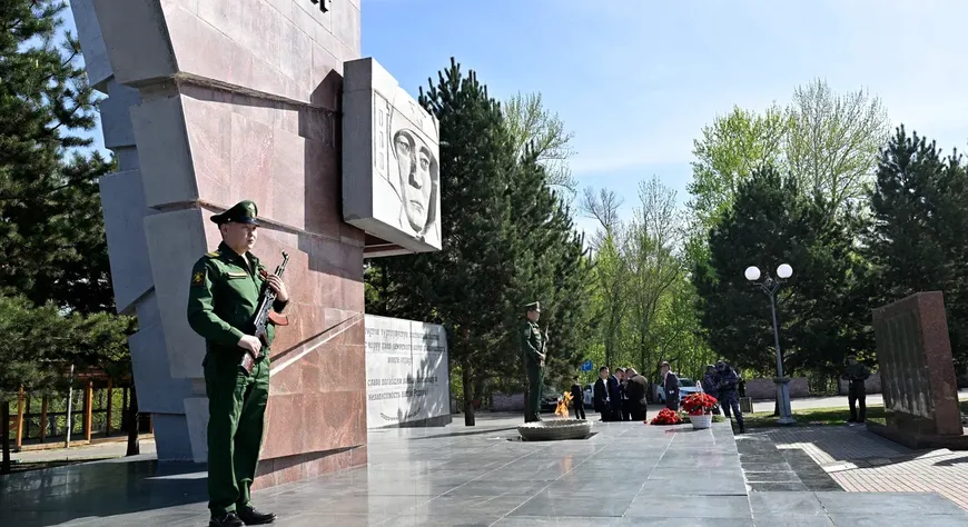 Никто не забыт, ничто не забыто: в Кызыле возложили цветы к мемориалу воинам-победителям