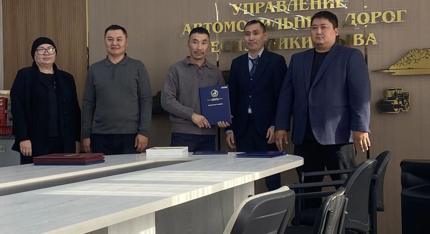 В Туве наградили работников автомобильного и дорожного транспорта