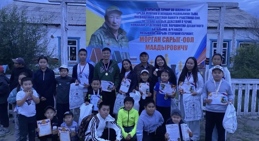 В Эрзинском районе прошёл турнир по быстрым шахматам памяти участника СВО
