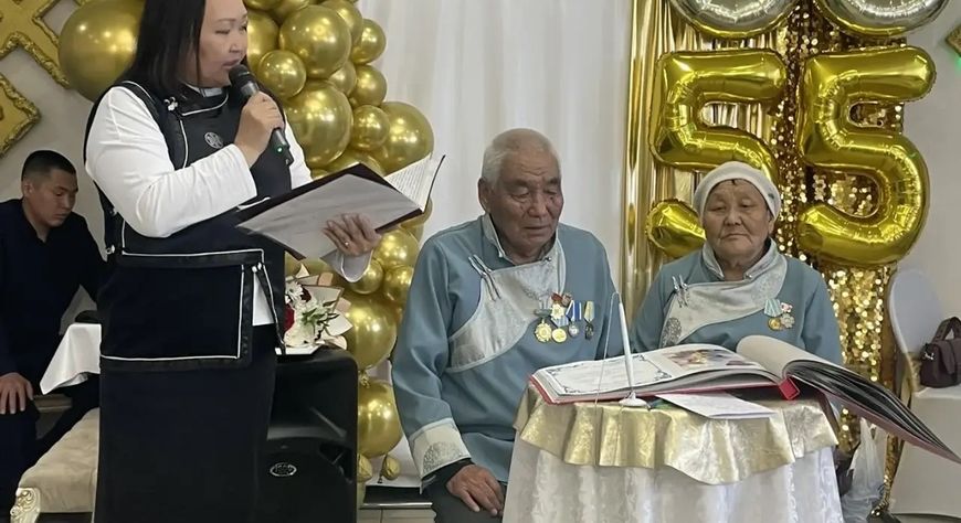 Семья Агбаан из сумона Арыскан отметила изумрудную свадьбу и 80-летие главы семейства