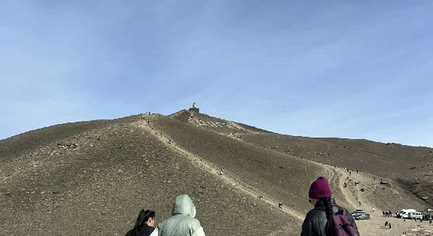 Более тысячи человек участвуют в восхождении на гору Догээ под Кызылом