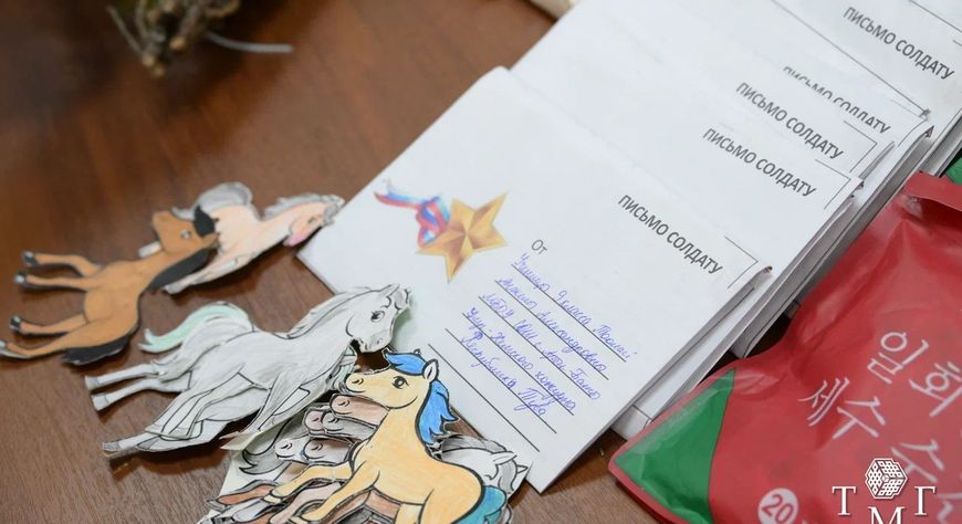 Школьники и жители Тувы собрали гуманитарный груз для бойцов СВО: обереги, письма и техника