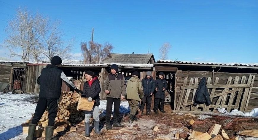 Волонтеры «Движения первых» из Эрзина помогли матери участника СВО